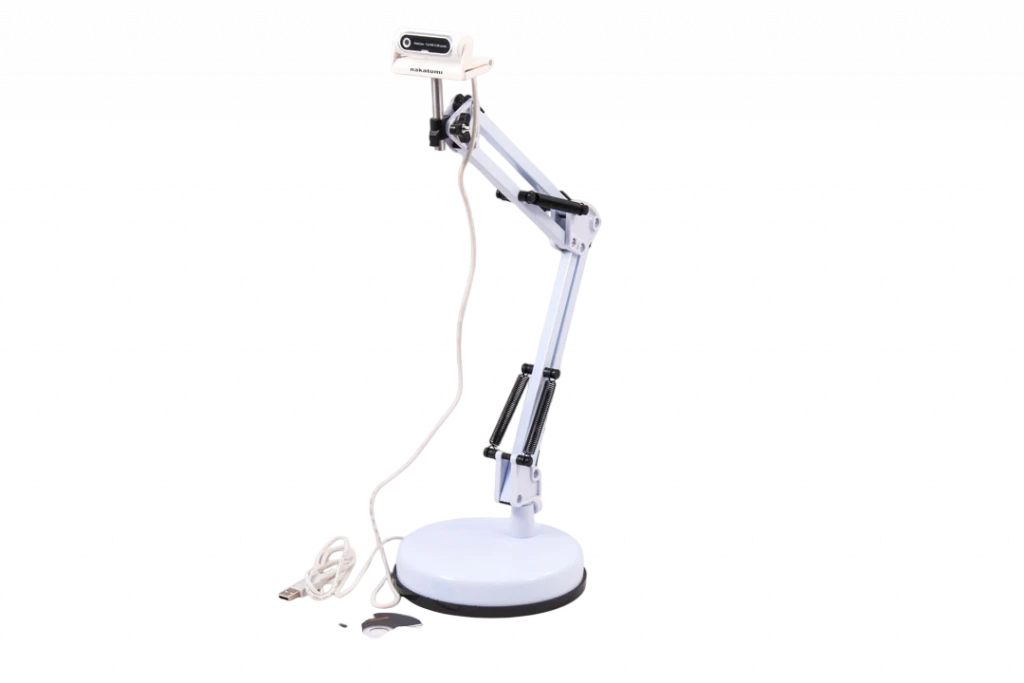 Цифровая видеокамера с металлическим штативом для записи химических опытов и экспериментов
