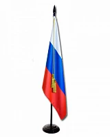 Государственный флаг России на напольном флагштоке/мачте